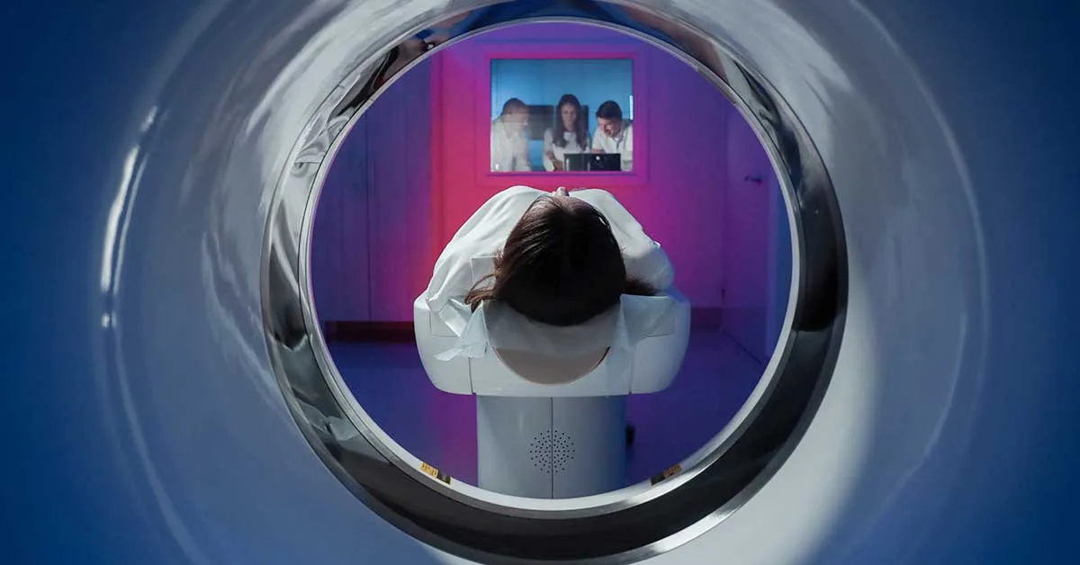 paciente realizando exame de tomografia computadorizada