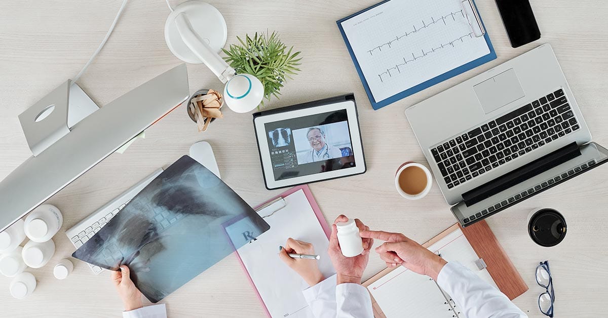 medicos laudando com telemedicina radiologica