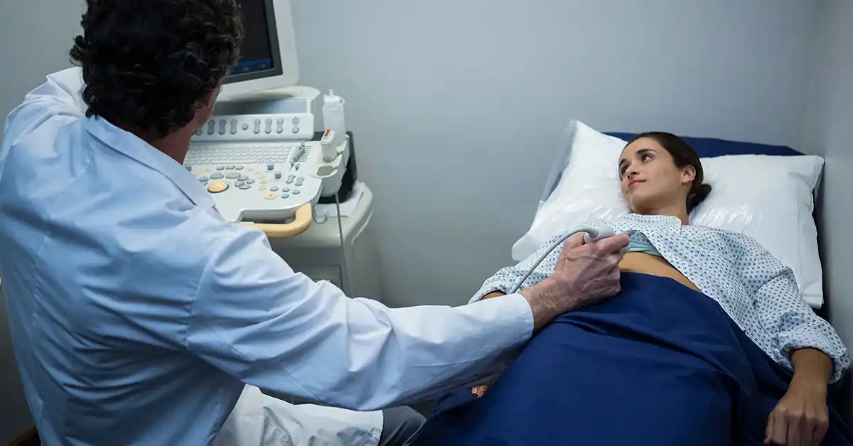 médico realizando exame de ultrassom