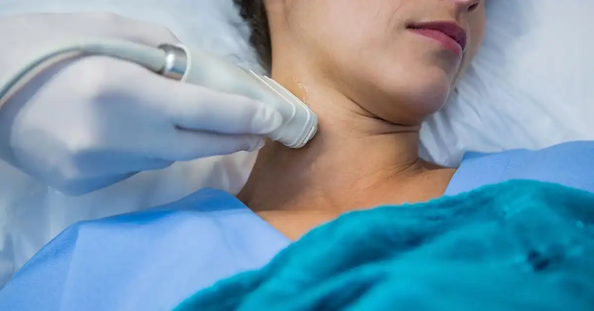 paciente fazendo um exame de ultrassom com doppler