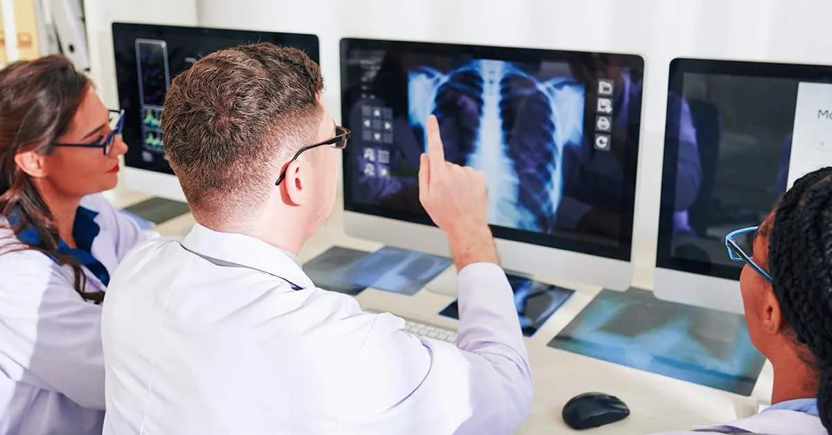 raio x médicos conversando sobre exame de medicina nuclear