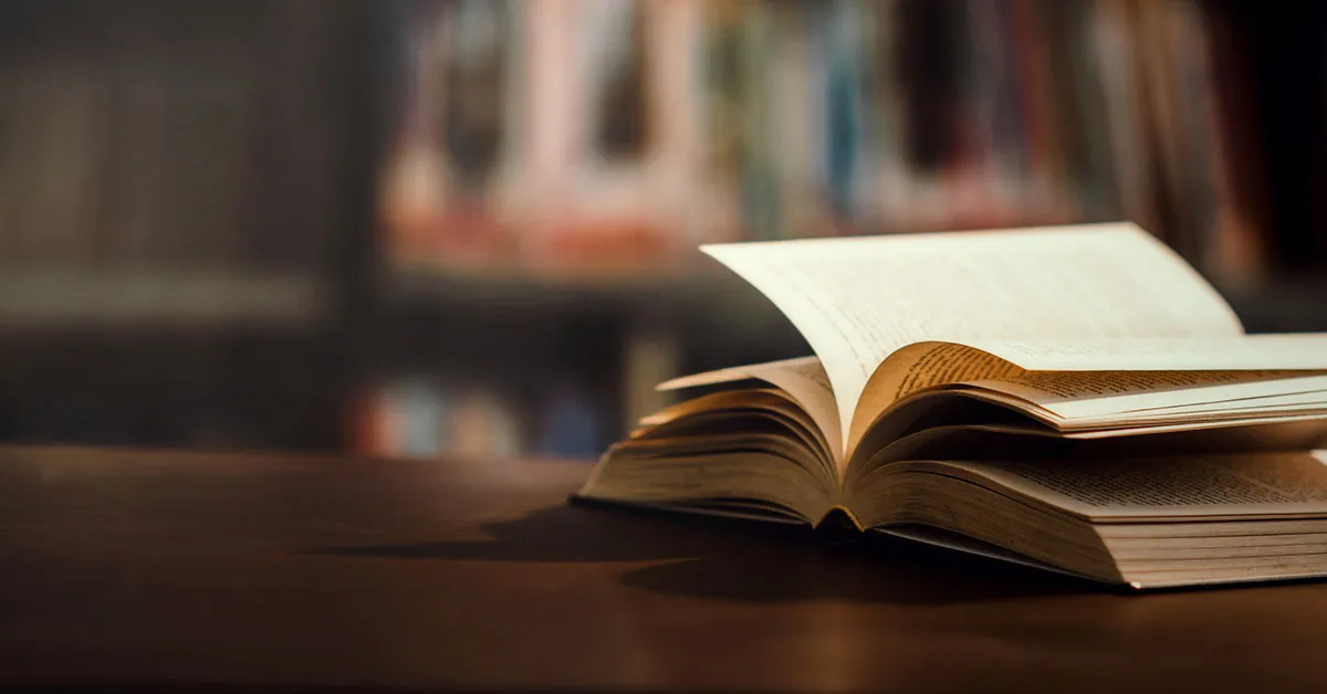 curso livro sob a mesa