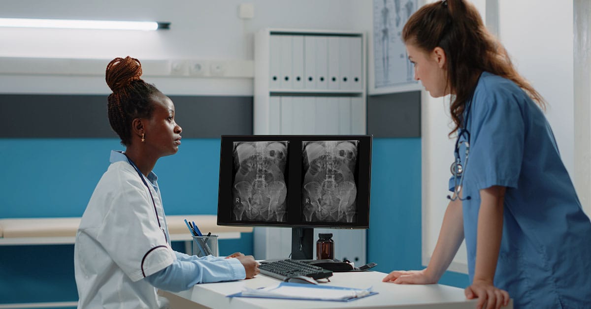 especialistas conversando sobre raio x abdominal