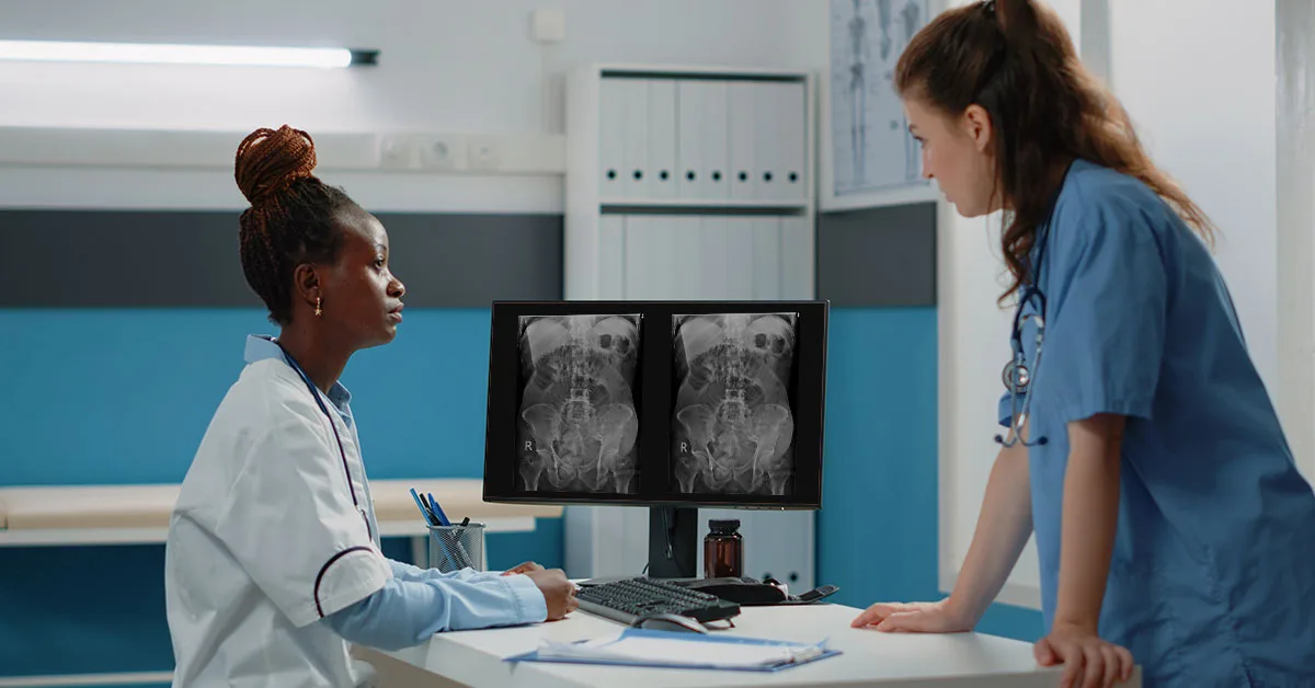 especialistas conversando sobre raio x abdominal