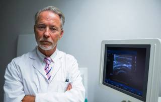 foto de um médico radiologista