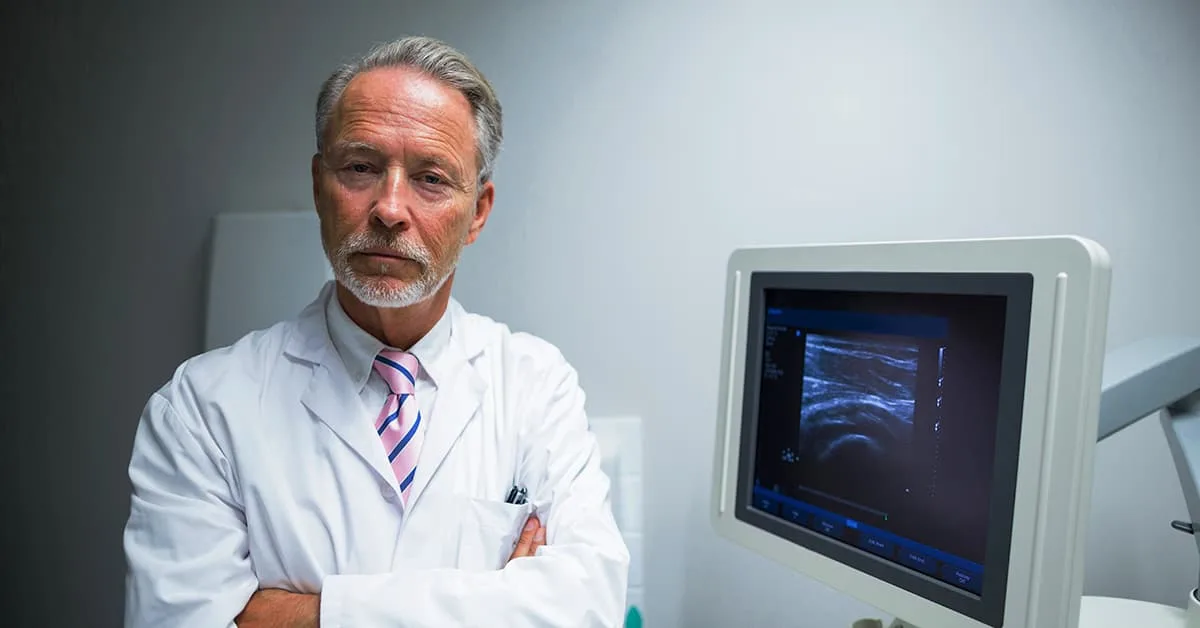 Médico radiologista pousando para foto em clínica de radiologia