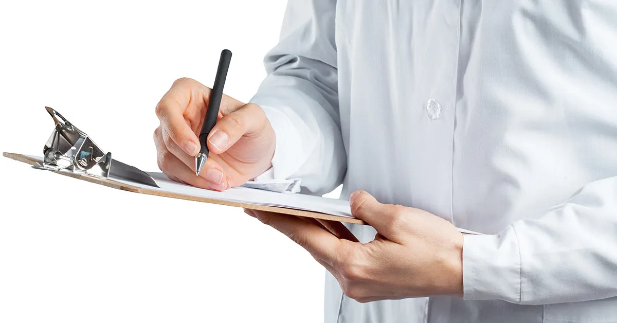 medico interpretando resultado de exames