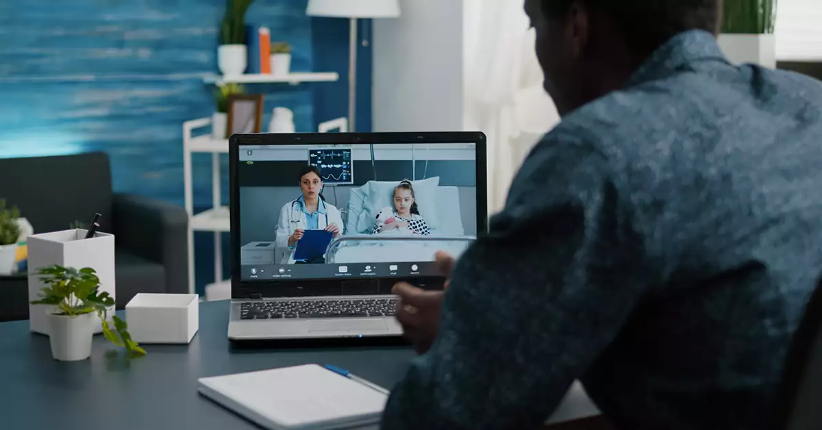 Pai participando de uma teleconsulta Pai participando de uma teleconsulta