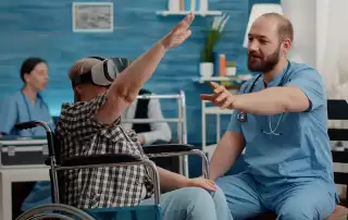 enfermeiro utilizando tecnologia na saúde de um paciente