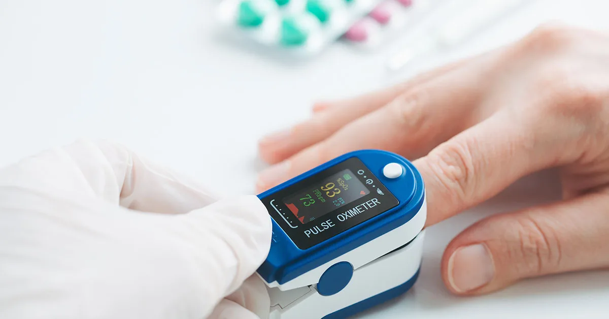 médico usando oximetro para medir a saturação de oxigênio