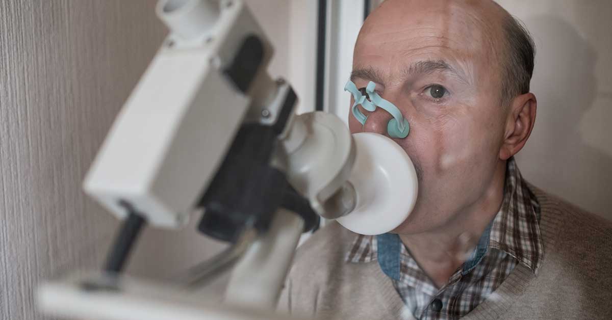senhor em exame de espirometria senhor em exame de espirometria