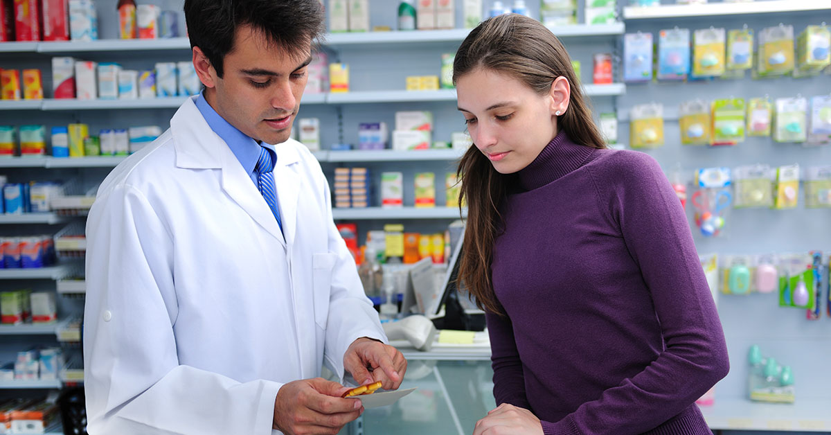 farmaceutico lendo prescricao medica farmaceutico lendo prescricao medica