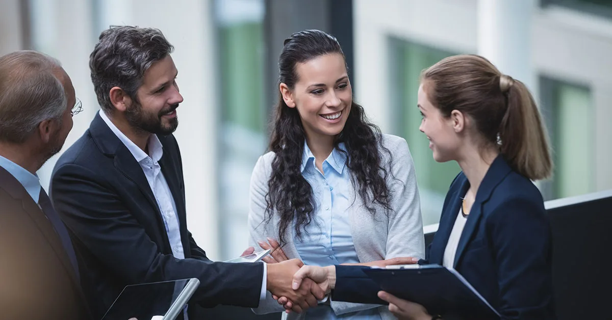 profissionais realizando networking 