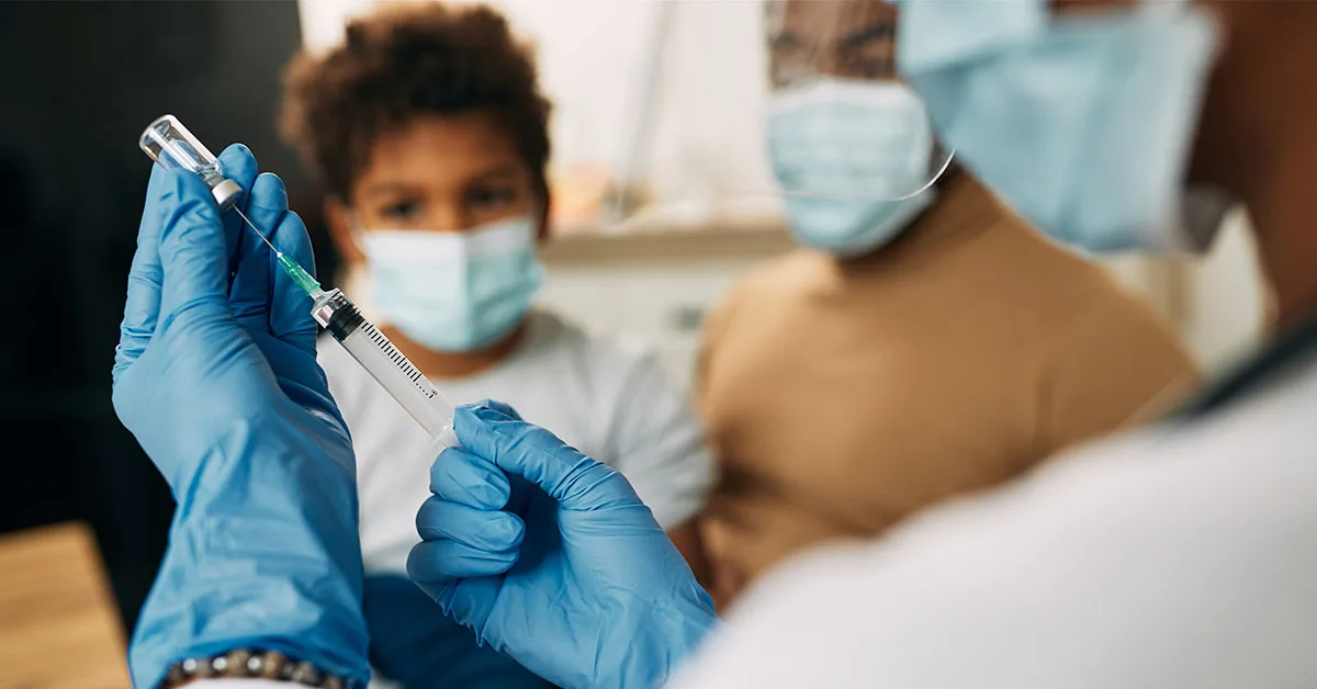 Enfermeiro administrando anestesia em crianca Enfermeiro administrando anestesia em criança