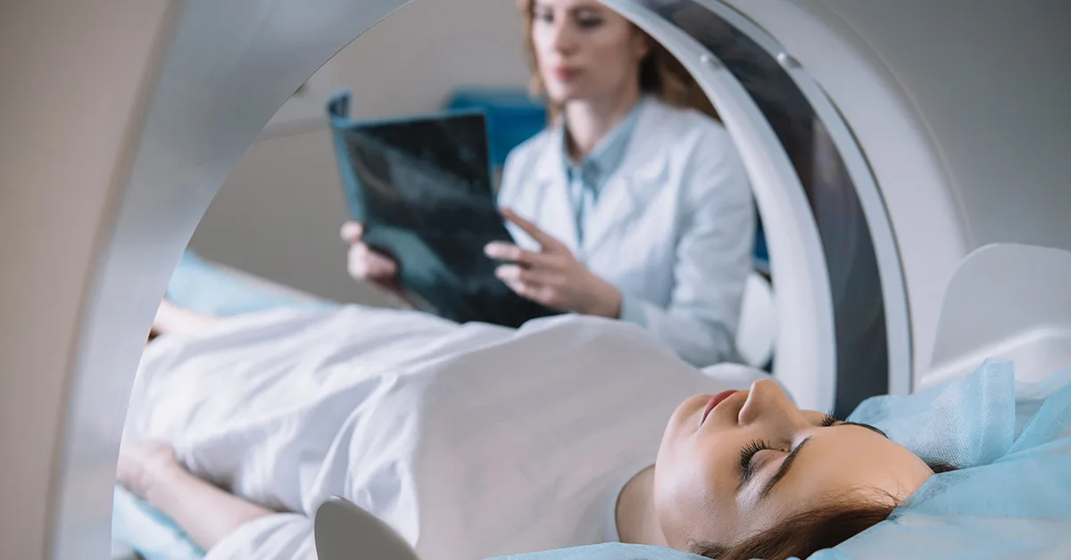 EXAME DE RM DA COLUNA LOMBAR SENDO REALIZADO