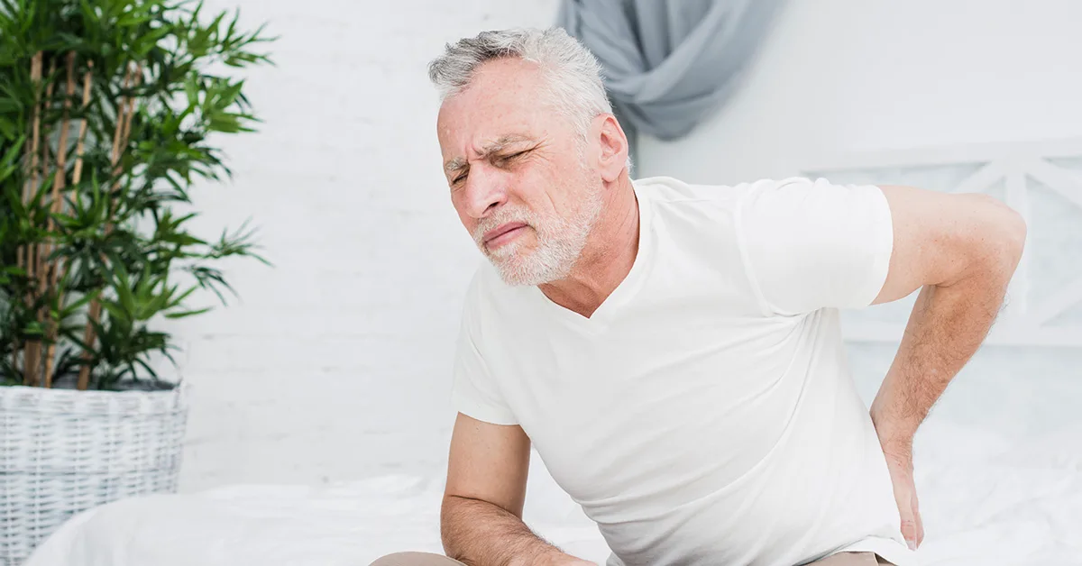 HOMEM SENTINDO DORES NA COLUNA LOMBAR