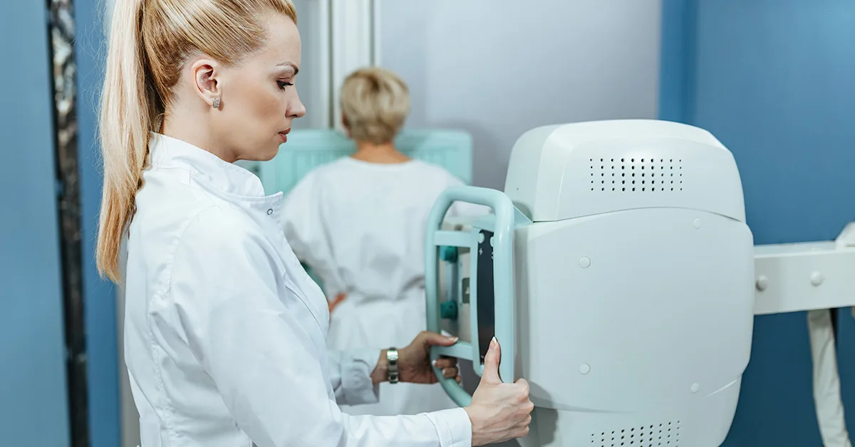 exame de mamografia 3d sendo realizado