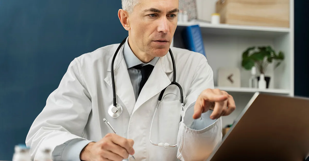 medico conversando sobre tendencias em radiologia