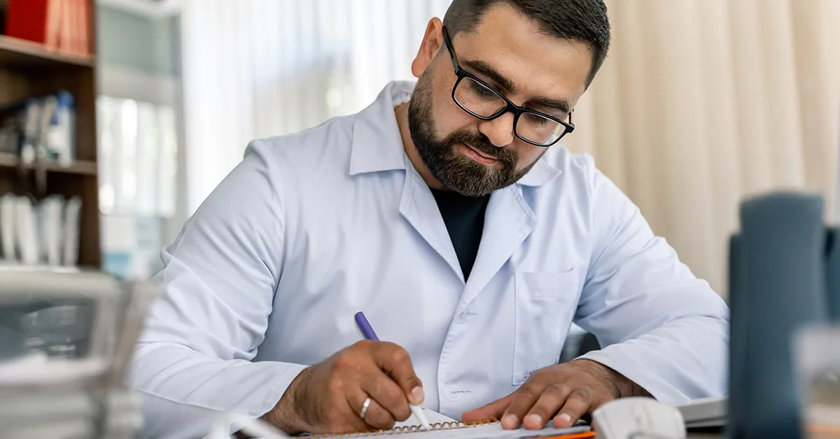 medico estudando novas tendencias em radiologia