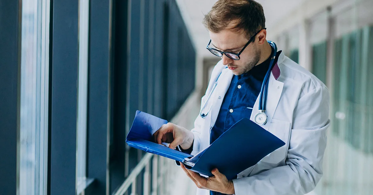 medico recebendo atualizacoes sobre tendencias em radiologia