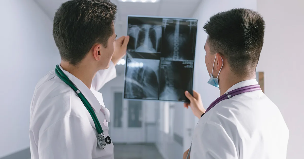 medicos de radiologia especializada analisando exame