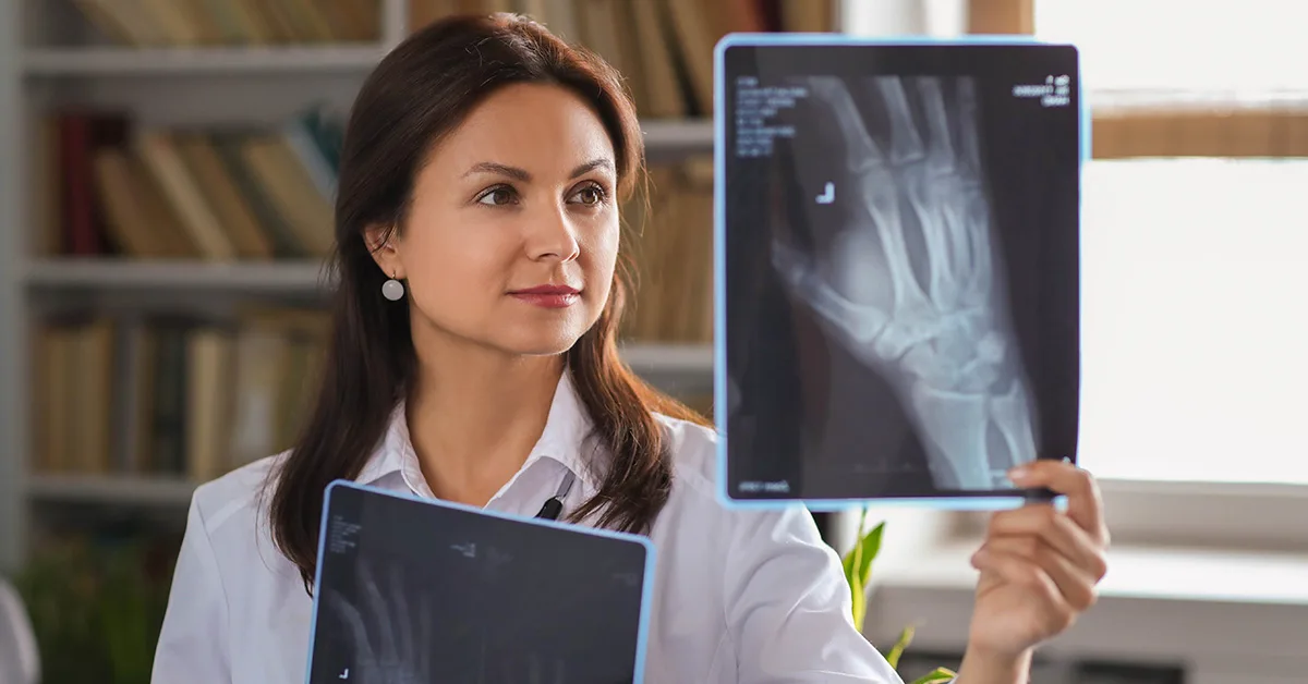 radiologista especialista observando exame