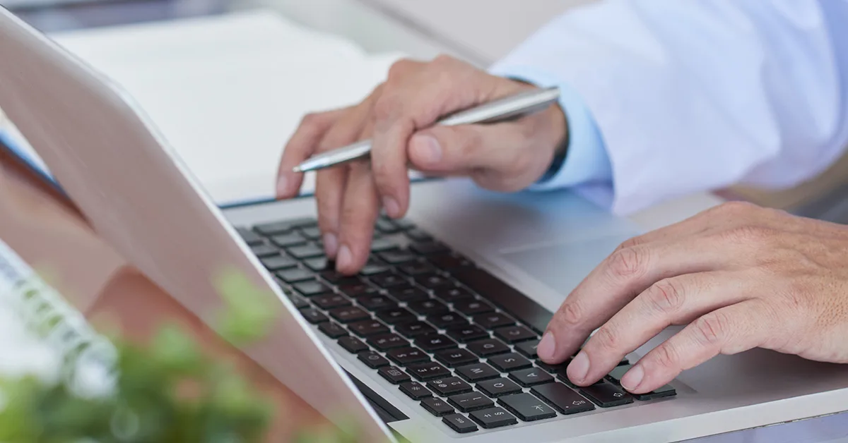 medico utilizando um sistema com protecao de dados