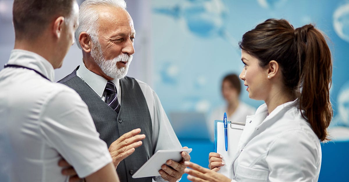 medicos realizando networking em um dos eventos de radiologia em 2024 medicos realizando networking em um dos eventos de radiologia em 2024