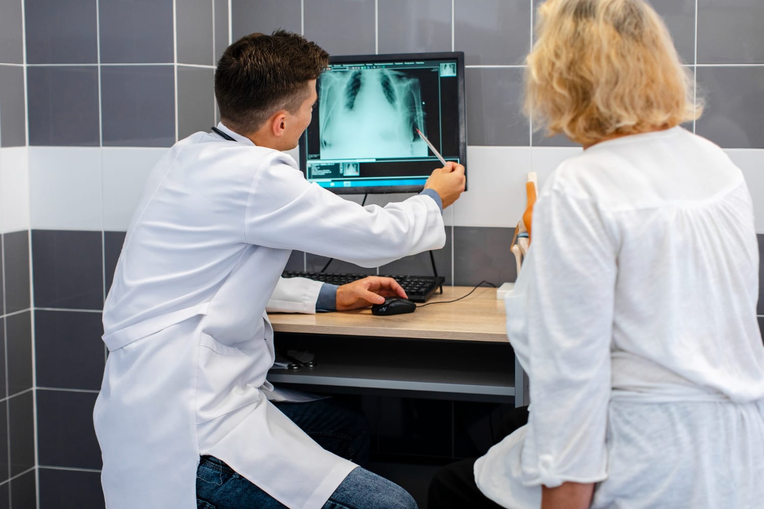 Médicos discutindo os achados em um exame de radiografia.