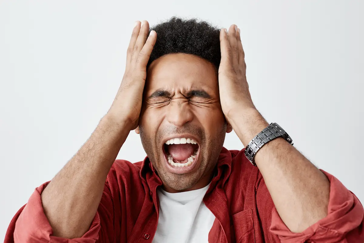 homem irritado e estressado com as mãos na cabeça homem irritado e estressado com as mãos na cabeça