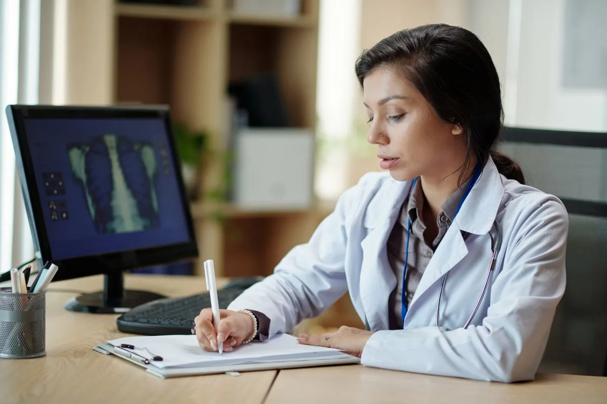 radiologista emitindo laudo por telediagnóstico