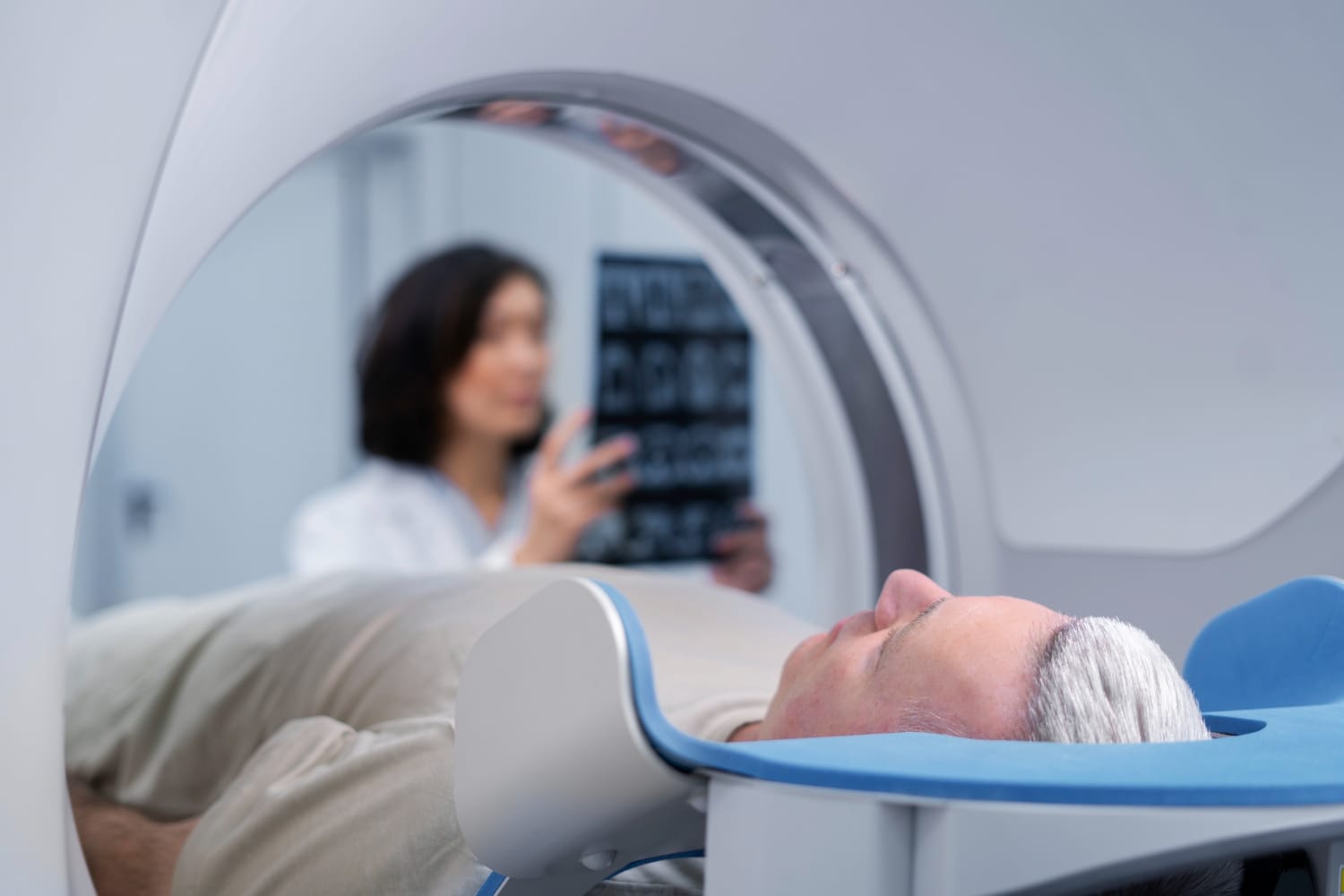 radiologista analisando exame de imagem radiologista analisando exame de imagem