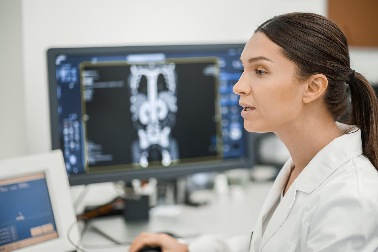 medica radiologista analisando imagens para telerradiologia