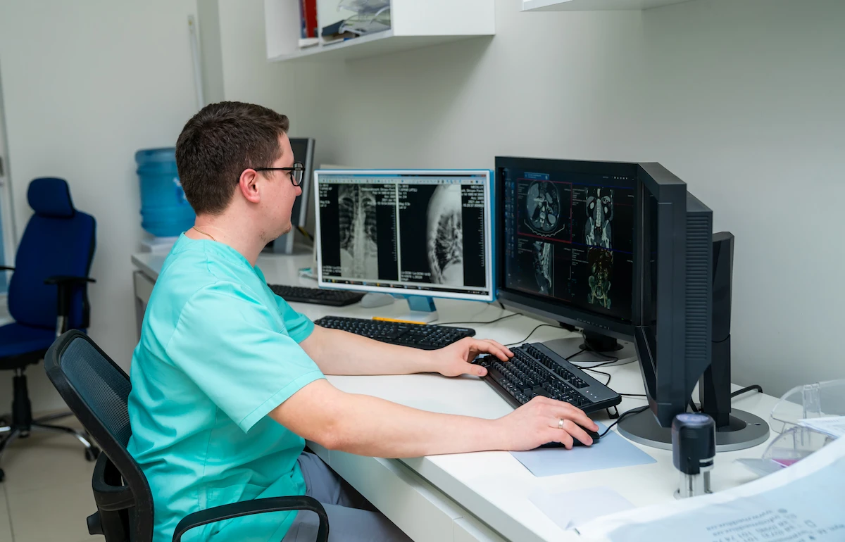 medico radiologista analisando exame em um sistema pacs integrado com o ris