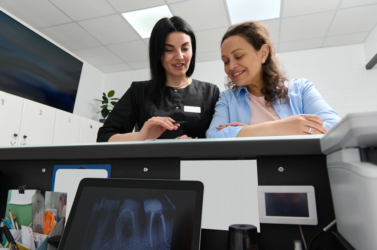 funcionarias de uma clínica conversando sobre os sistemas