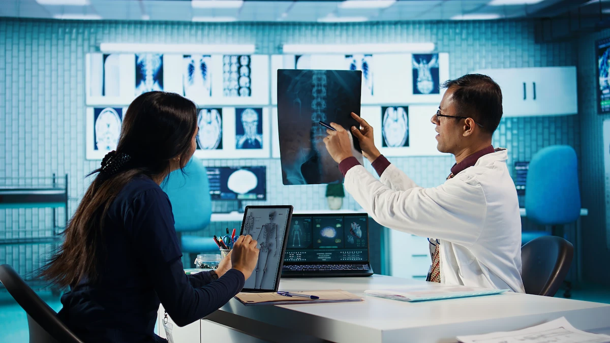 medico especializado em radiologia apresentando laudo