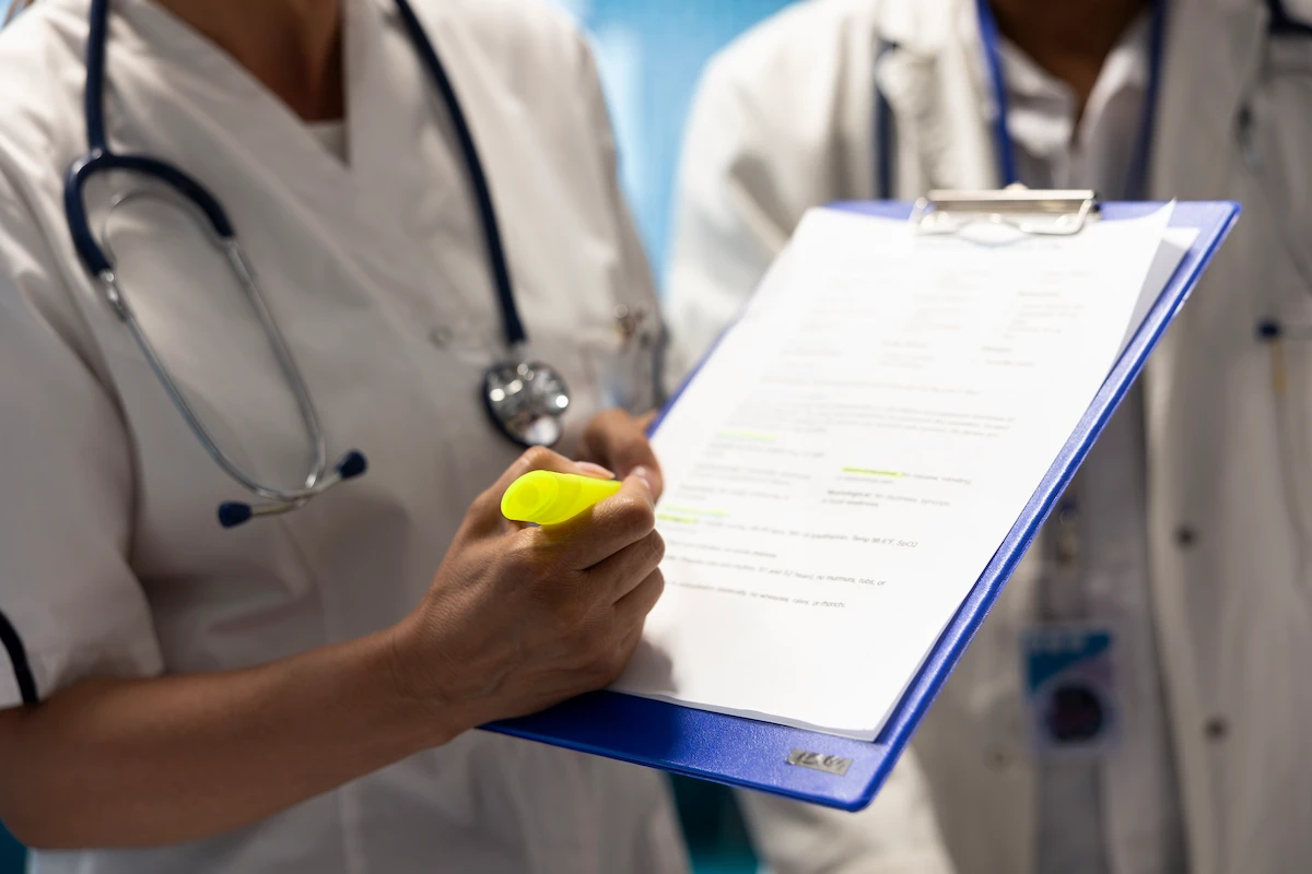 plantonistas conversando sobre achados em laudo