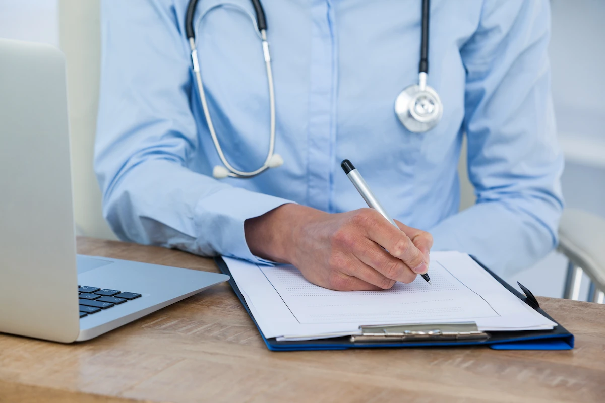 medico avaliando diretrizes de rotina