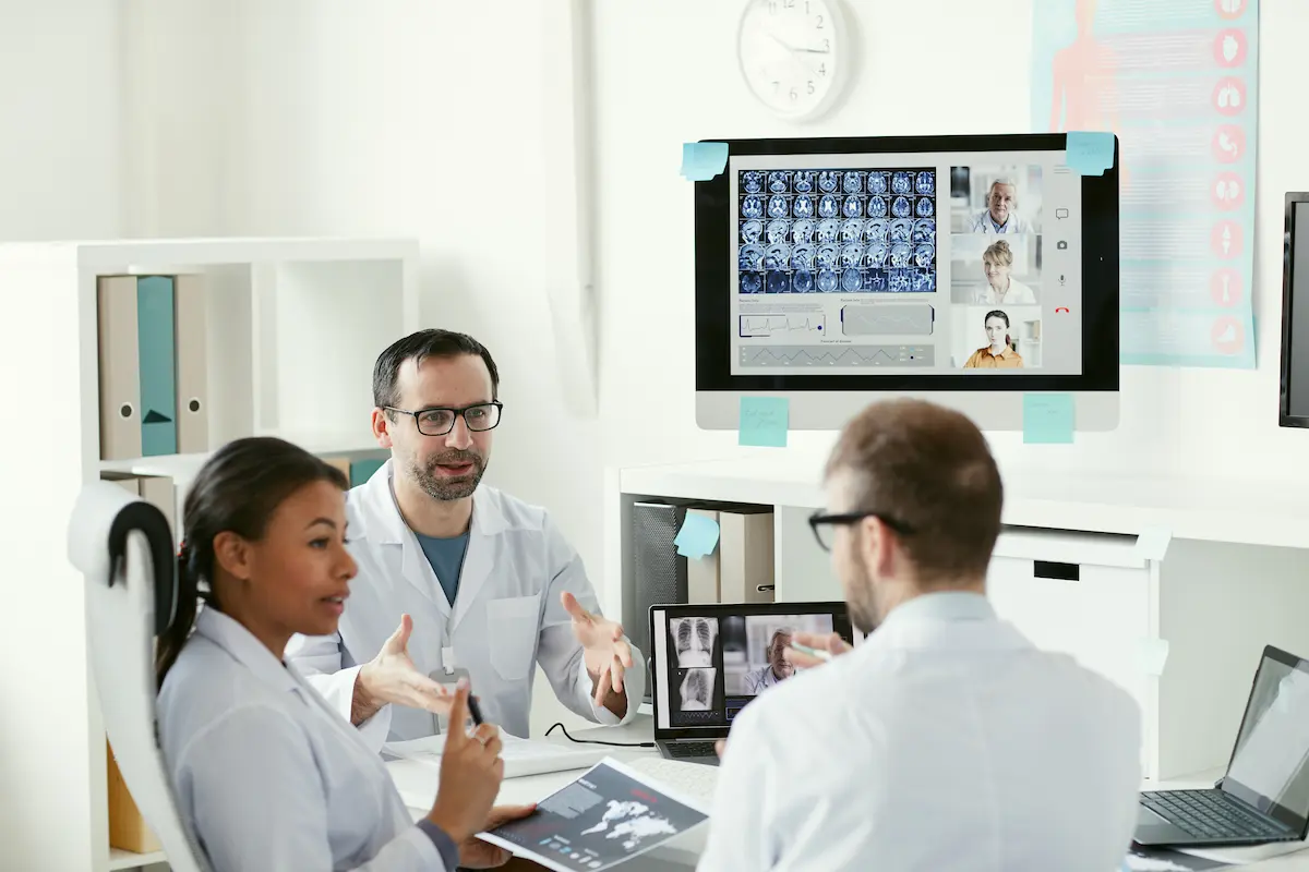 medicos conversando sobre exames em clinica com telerradiologia