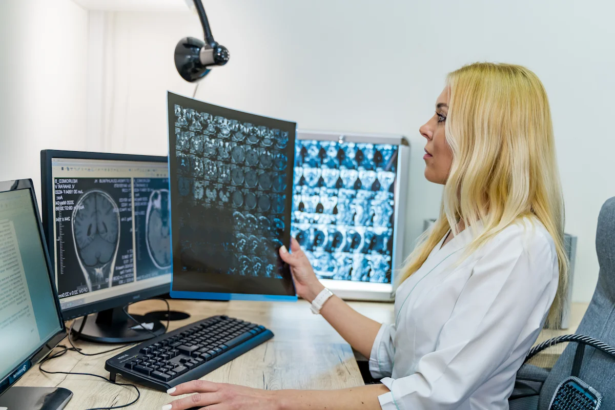 radiologista analisando a imagem de um exame
