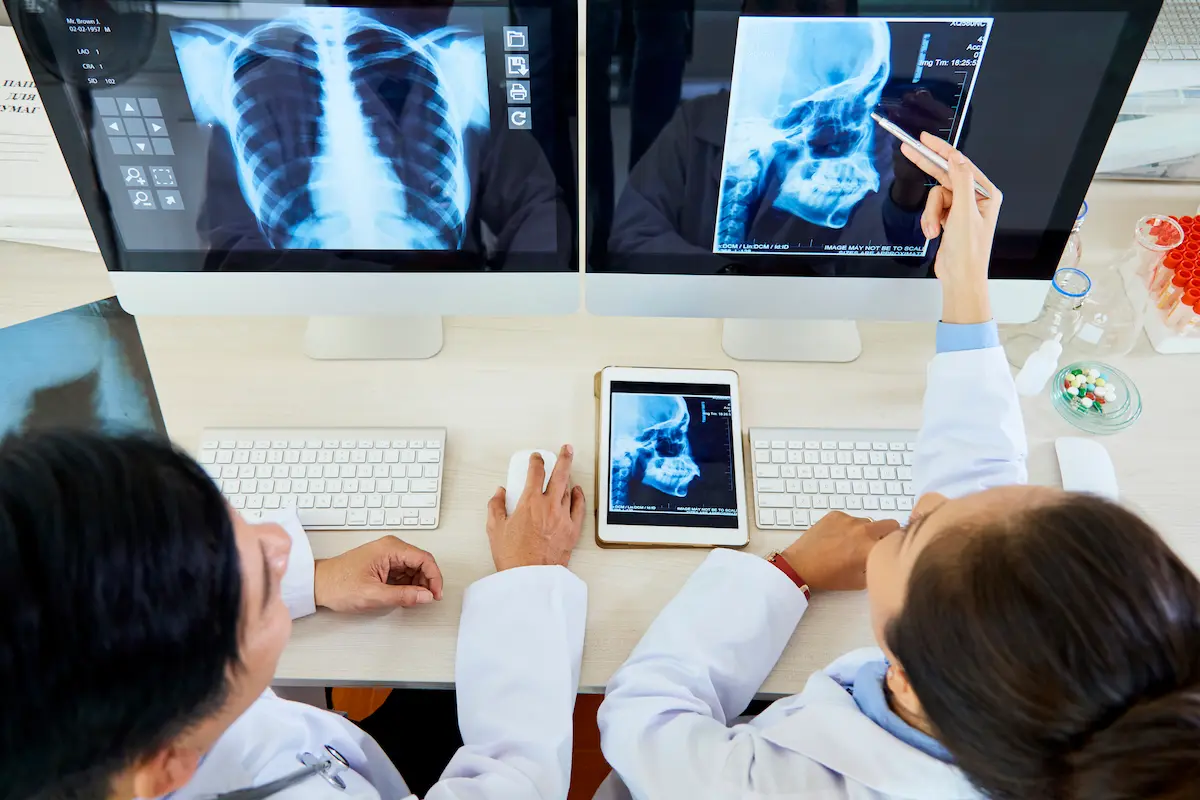 radiologistas analisando exames no computador