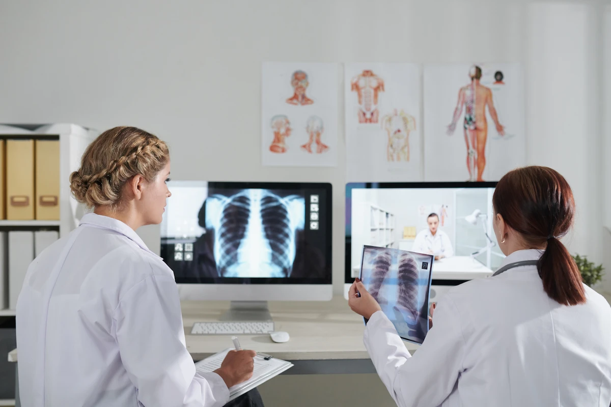 radiologistas realizando peer review de um exame
