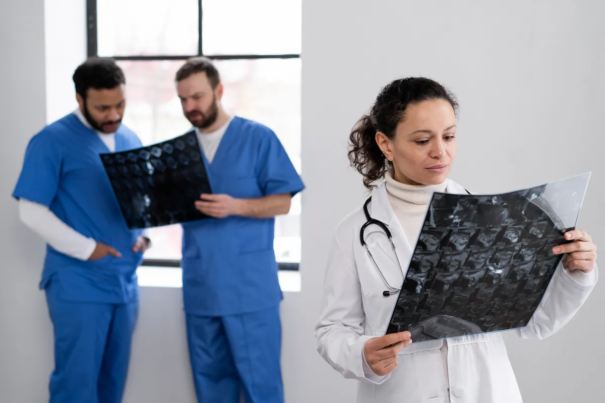 equipe de enfermeiros e medicos pronta para o dia de trabalho equipe de enfermeiros e medicos pronta para o dia de trabalho