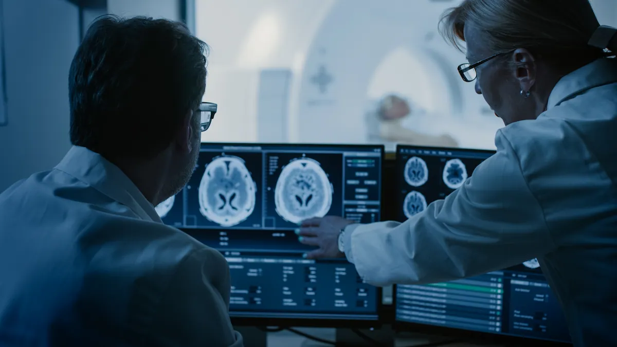 medico radiologista na sala de controle discute diagnostico enquanto acompanha exames cerebrais nos monitores e paciente realiza ressonancia magnetica ou tomografia medico radiologista na sala de controle discute diagnostico enquanto acompanha exames cerebrais nos monitores e paciente realiza ressonancia magnetica ou tomografia